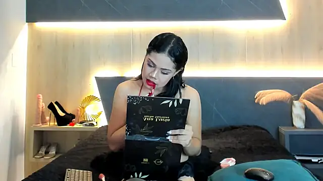 Snapshot of LorenaVarga chatting on April 23, 7:27 pm LorenaVarga online show from April 23, 7:27 pm