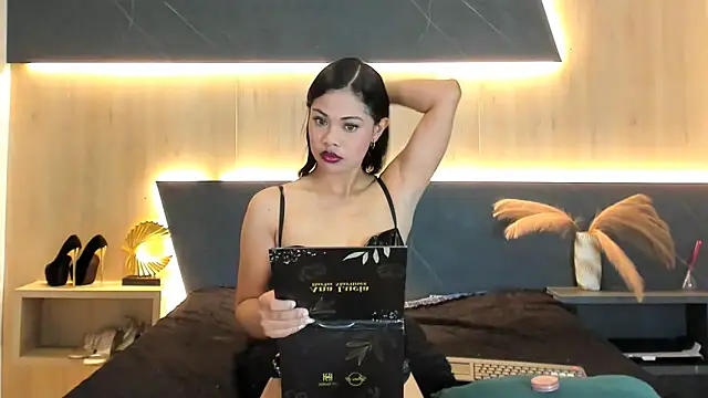 Snapshot of LorenaVarga chatting on May 2, 7:30 pm LorenaVarga online show from May 2, 7:30 pm