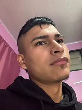 Snapshot of Emiliano_Reyes chatting on May 12, 12:41 am Emiliano Reyes online show from May 12, 12:41 am