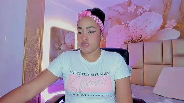 NahomiWalker  online show from December 5, 7:32 pm