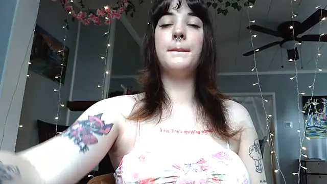 Snapshot of Trickylucy555 chatting on June 18, 6:23 pm Trickylucy555 online show from June 18, 6:23 pm