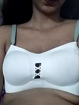 Snapshot of Aaliya_BigBoobs_1 chatting on June 5, 8:42 am Aaliya BigBoobs 1 online show from June 5, 8:42 am