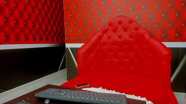 Snapshot of Bianca_Millf chatting on February 7, 3:54 am Bianca Millf online show from February 7, 3:54 am