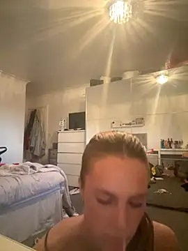 Snapshot of DaisyLoverxox chatting on October 31, 4:52 pm DaisyLoverxox online show from October 31, 4:52 pm