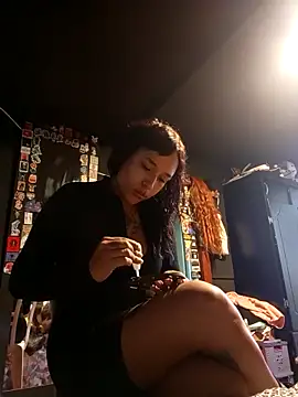 Isis Bathory online show from December 22, 1:30 pm