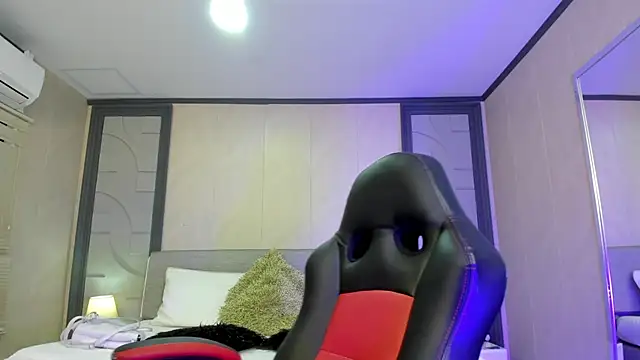 Snapshot of Nicoletta_Whitee chatting on November 11, 9:15 pm Nicoletta Whitee online show from November 11, 9:15 pm