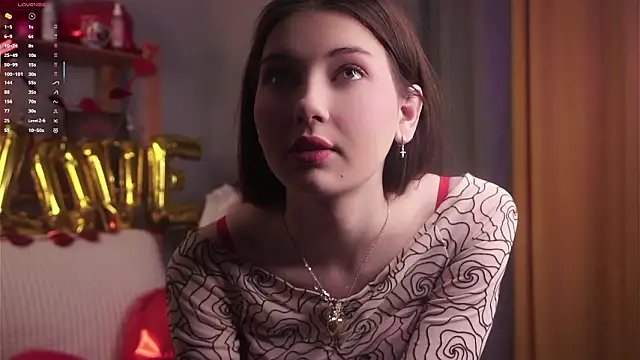 Snapshot of KateCahee chatting on February 14, 1:24 am KateCahee online show from February 14, 1:24 am