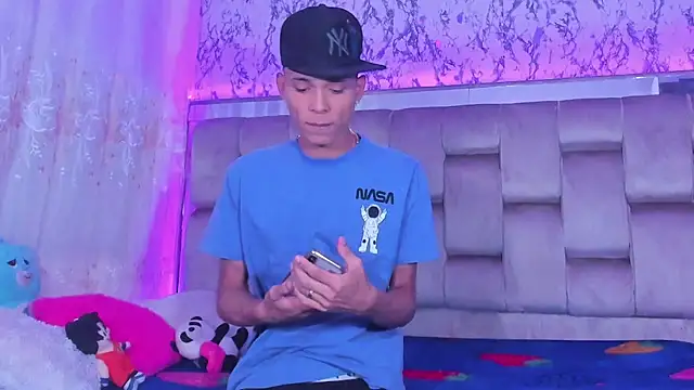 boyswantingplay online show from November 13, 4:44 am