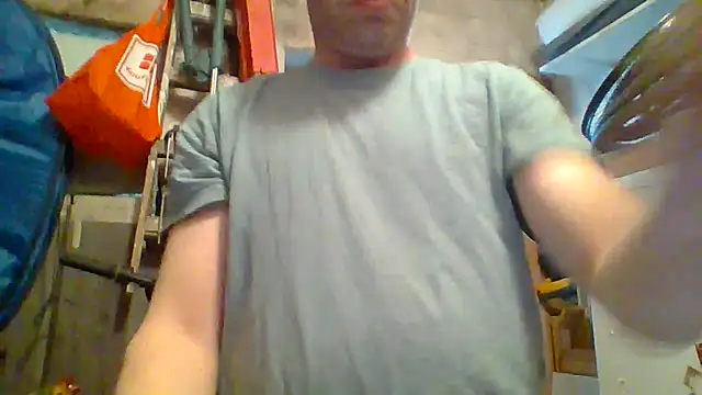 Snapshot of tommy3300 chatting on April 3, 5:16 am tommy3300 online show from April 3, 5:16 am