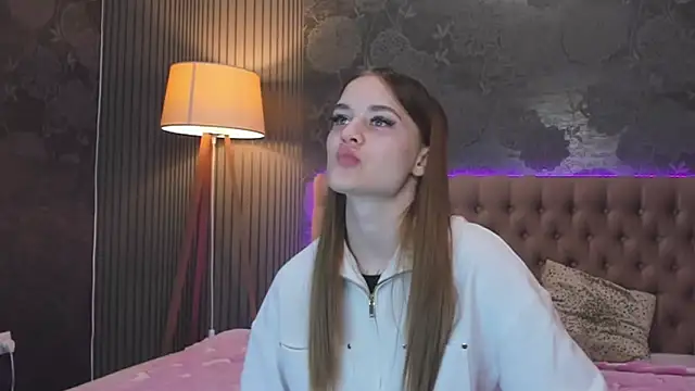 LuisaClover online show from November 17, 1:06 pm