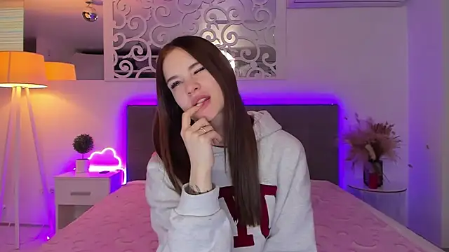 LuisaClover online show from February 20, 1:22 pm