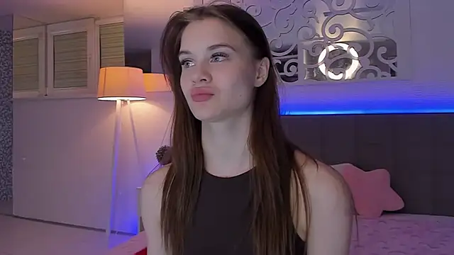 LuisaClover online show from April 4, 6:16 pm