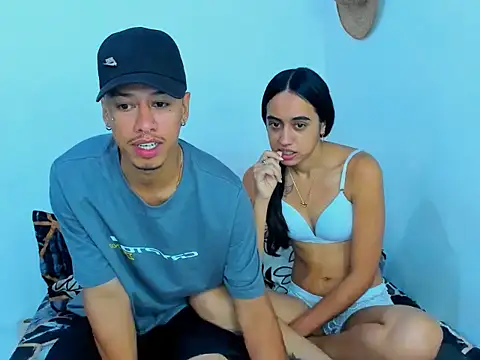 Snapshot of karoll_and_erik chatting on October 22, 1:44 pm karoll and erik online show from October 22, 1:44 pm