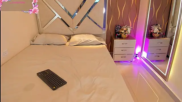 iam nicolle online show from November 1, 1:46 pm