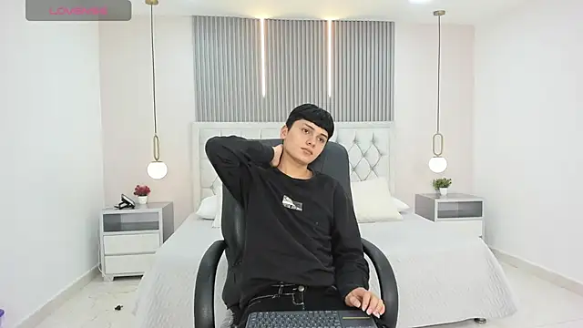 Maxii18  online show from December 5, 6:37 pm