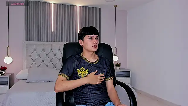 Maxii18  online show from December 16, 6:46 pm