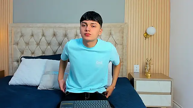 Maxii18  online show from January 15, 2:38 am