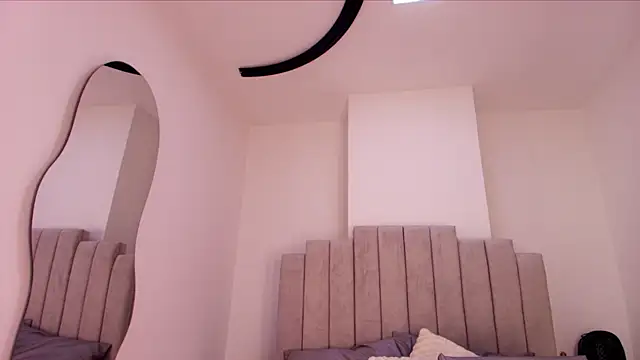 ellisrossi online show from January 13, 7:08 pm