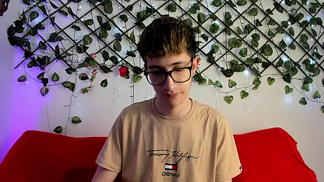 Snapshot of Erick_Taylor3 chatting on October 23, 5:23 pm Erick Taylor3 online show from October 23, 5:23 pm