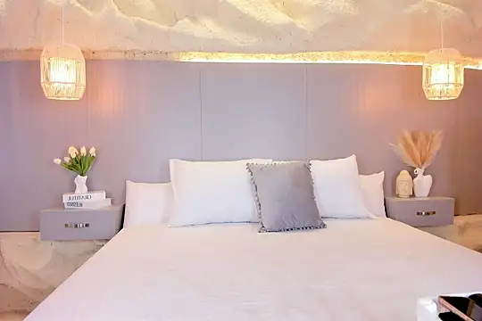 AmyColman  online show from April 4, 11:51 am