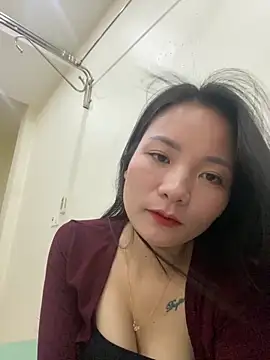 Bee Yellow00 online show from October 31, 4:35 am