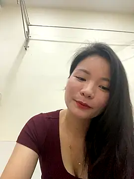 Bee Yellow00 online show from November 7, 4:23 am