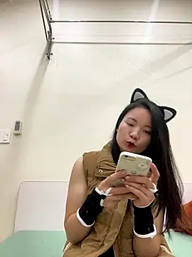 Bee Yellow00 online show from November 28, 4:48 am