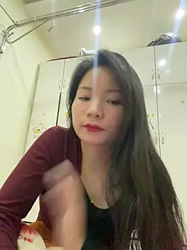 Bee Yellow00 online show from January 15, 4:39 am