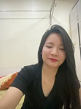 Bee Yellow00 online show from April 9, 6:19 am