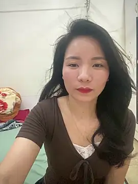 Bee Yellow00 online show from April 14, 4:51 am