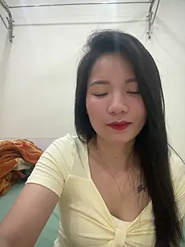 Bee Yellow00 online show from April 15, 4:52 am