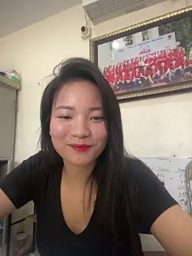 Bee Yellow00 online show from April 18, 3:21 am