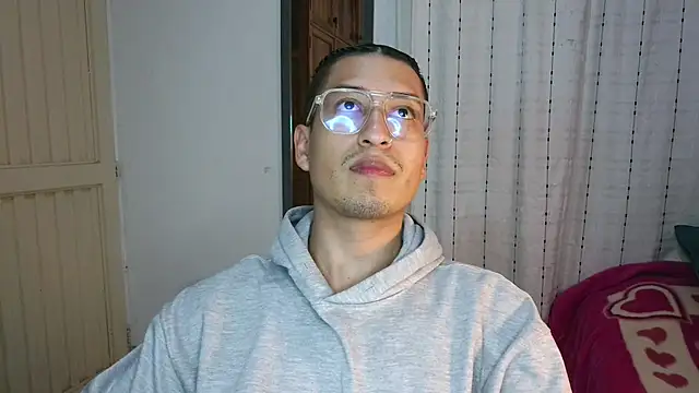 Snapshot of estebaaan___ chatting on October 28, 4:27 am estebaaan    online show from October 28, 4:27 am