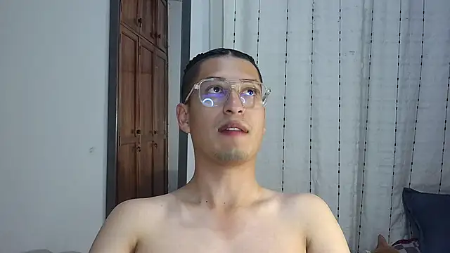 Snapshot of estebaaan___ chatting on October 29, 4:04 am estebaaan    online show from October 29, 4:04 am