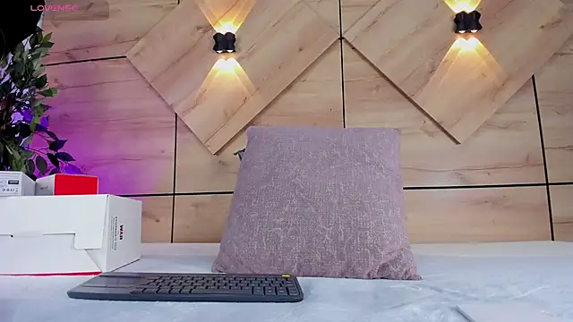 EmilyAllen 1 online show from February 5, 11:59 am