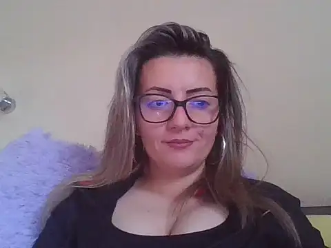 Snapshot of blondinaali chatting on October 28, 11:47 am blondinaali online show from October 28, 11:47 am