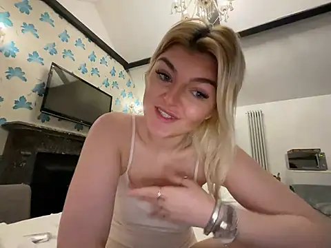 rosie-hipstergal online show from March 23, 2:32 pm