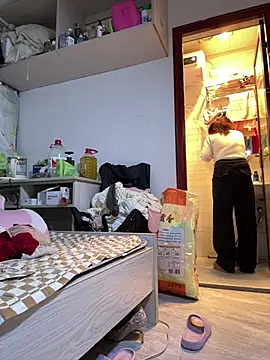 Snapshot of Zuzu-6 chatting on February 17, 5:48 am Zuzu-6 online show from February 17, 5:48 am