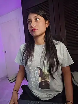 YeseniaRodriguez3 online show from April 12, 12:32 pm