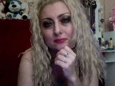 xHot Amazonq online show from November 10, 6:29 pm