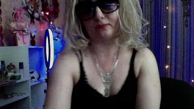 Snapshot of xHot_Amazonq chatting on March 28, 6:29 pm xHot Amazonq online show from March 28, 6:29 pm