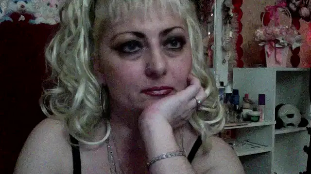 Snapshot of xHot_Amazonq chatting on April 13, 4:45 pm xHot Amazonq online show from April 13, 4:45 pm