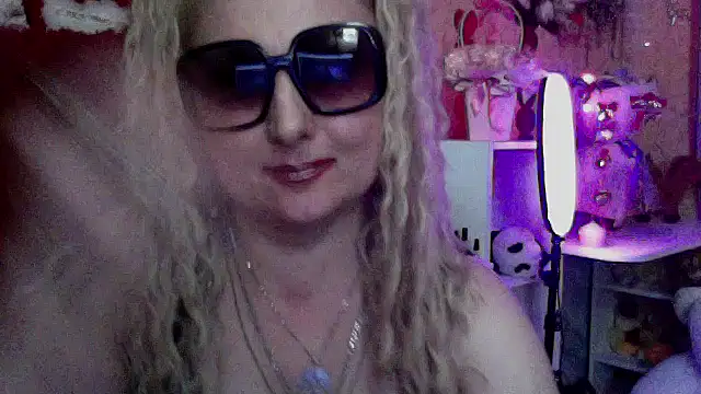 Snapshot of xHot_Amazonq chatting on May 1, 12:59 am xHot Amazonq online show from May 1, 12:59 am