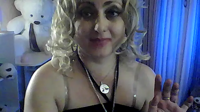 Snapshot of xHot_Amazonq chatting on August 3, 10:13 pm xHot Amazonq online show from August 3, 10:13 pm