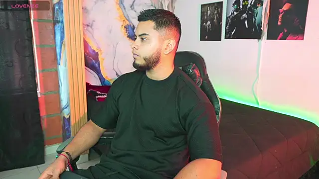 Tiler wolker online show from November 1, 8:33 pm