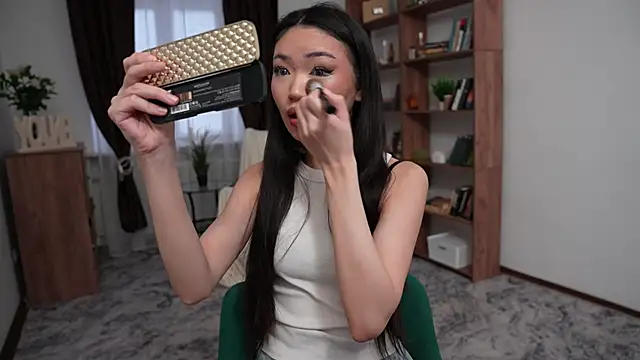 Snapshot of OnieClose chatting on December 3, 8:00 am OnieClose online show from December 3, 8:00 am