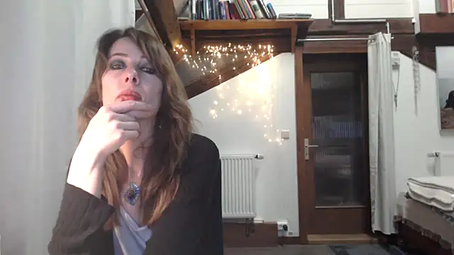 MissDyannis online show from April 7, 10:09 pm