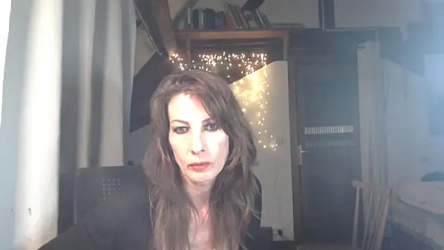 MissDyannis online show from April 8, 9:15 pm