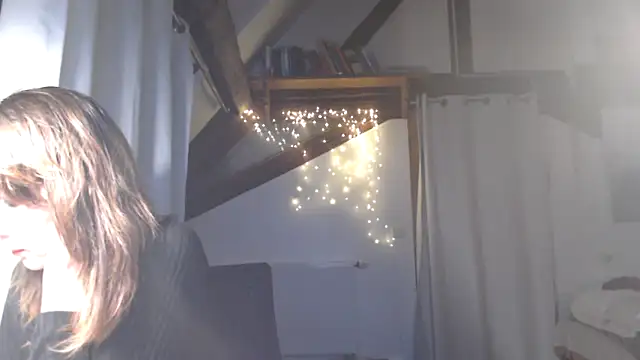 MissDyannis online show from April 10, 6:45 pm