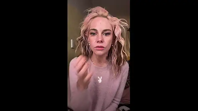 Snapshot of roxiebaby chatting on October 27, 1:53 am roxiebaby online show from October 27, 1:53 am